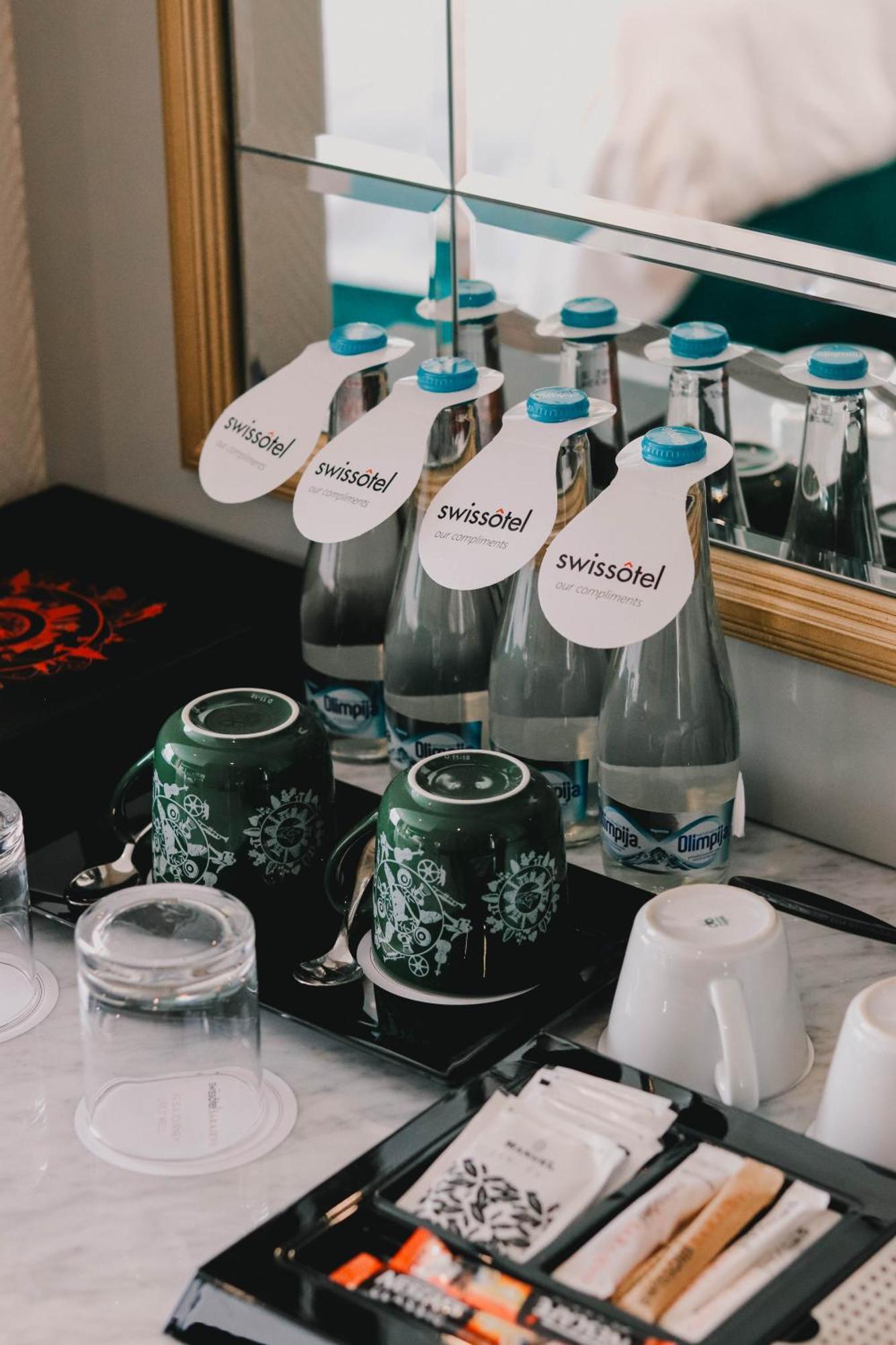 Swissotel SJJ Extérieur photo Bottles of Swissotel water
