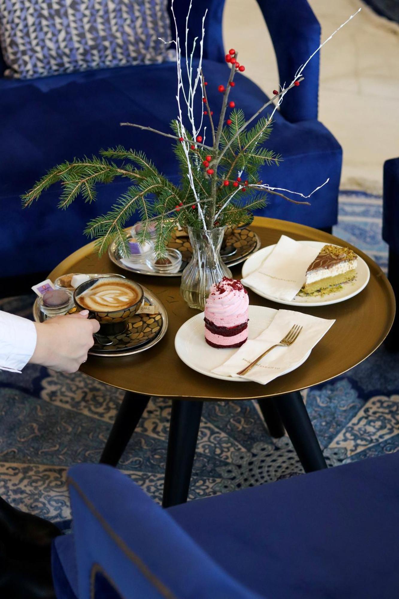 Swissotel SJJ Extérieur photo A selection of cakes and coffee