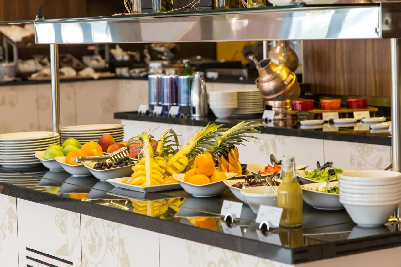 Swissotel SJJ Extérieur photo A buffet at a hotel