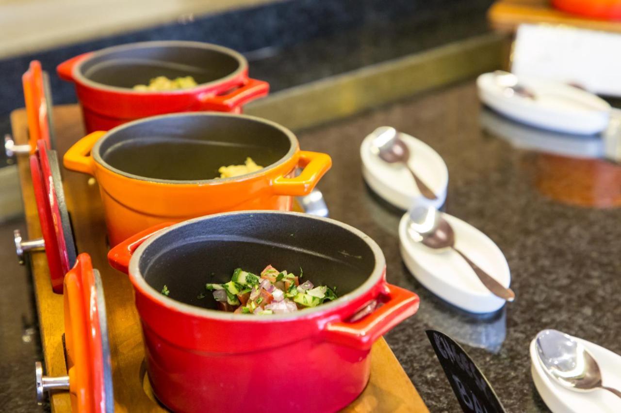 Swissotel SJJ Extérieur photo A Le Creuset cast iron casserole